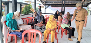 Langkah Awal Camat Juremiyudi: Turun Langsung Menyapa Warga Way Mengaku di Hari Pembagian Bantuan