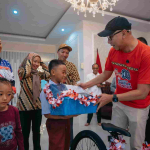 Aksi Heroik Bocah SD di Upacara HUT RI, Gubernur Mirza Beri Sepeda dan Tabungan”