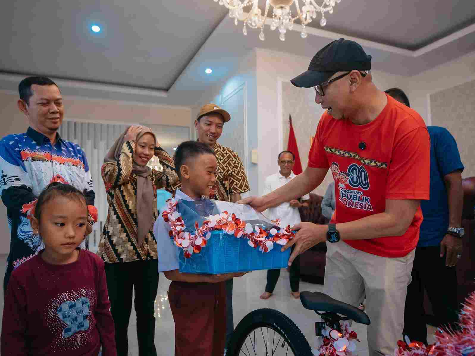 Aksi Heroik Bocah SD di Upacara HUT RI, Gubernur Mirza Beri Sepeda dan Tabungan”