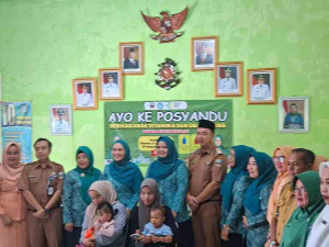 Ketua dan Wakil Ketua TP-PKK Pesisir Barat Hadiri Posyandu ILP KerapuPekon Pemerihan