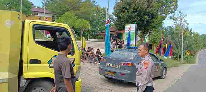 Satlantas Polres Pesibar Evakuasi Korban Kecelakaan di Jalan Lintas Barat KM 143
