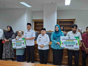 Bupati dan Wakil Bupati Serahkan Bantuan Rumah Swadaya kepada 15 Warga Pesisir Barat
