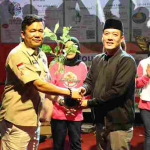 Bupati Dedi Irawan Apresiasi TLCI Lampung, Serahkan 500 Bibit Seroja untuk Pesibar Hijau
