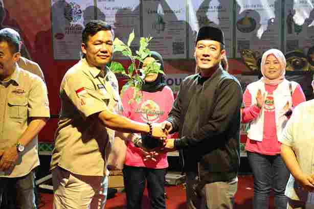 Bupati Dedi Irawan Apresiasi TLCI Lampung, Serahkan 500 Bibit Seroja untuk Pesibar Hijau