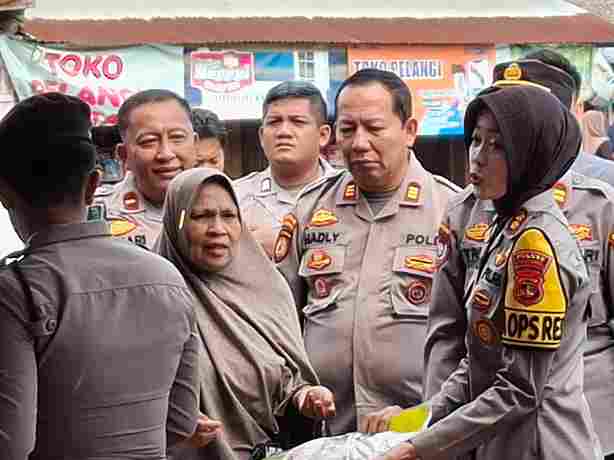 AKBP Bestiana Pimpin Gerakan Pangan Murah, Ringankan Beban Ekonomi Warga Pesisir Barat