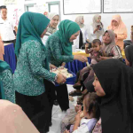 Ketua TP-PKK Pesibar Tekankan Pentingnya Posyandu, Serahkan Vitamin A dan Obat Cacing di Biha