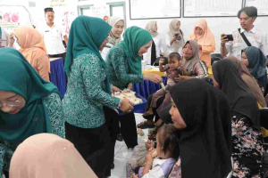 Ketua TP-PKK Pesibar Tekankan Pentingnya Posyandu, Serahkan Vitamin A dan Obat Cacing di Biha