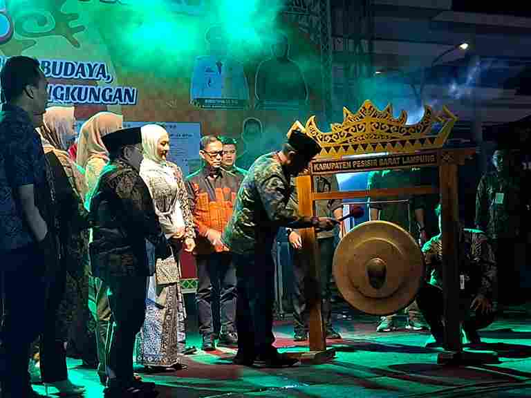 Pemukulan Gong Tandai Pembukaan Krui Heritage Festival, Wabup Irawan: Panggung Kolaborasi Budaya Pesibar