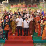 Bupati dan Ketua TP-PKK Pesibar Hadiri Lomba Wastra di Heritage Krui Festival 2025