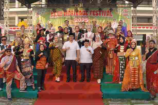 Bupati dan Ketua TP-PKK Pesibar Hadiri Lomba Wastra di Heritage Krui Festival 2025