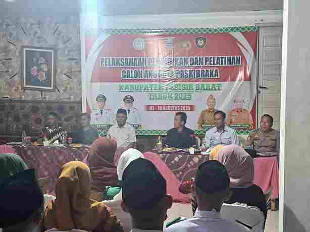Asisten I Pemkab Pesibar Resmi Tutup Diklat Paskibraka Tahun 2025