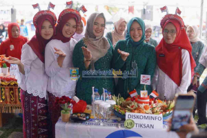Ketua dan Ketua I TP-PKK Pesibar Nilai Kreativitas Peserta Lomba Tumpeng di Krui Heritage Festival 2025 