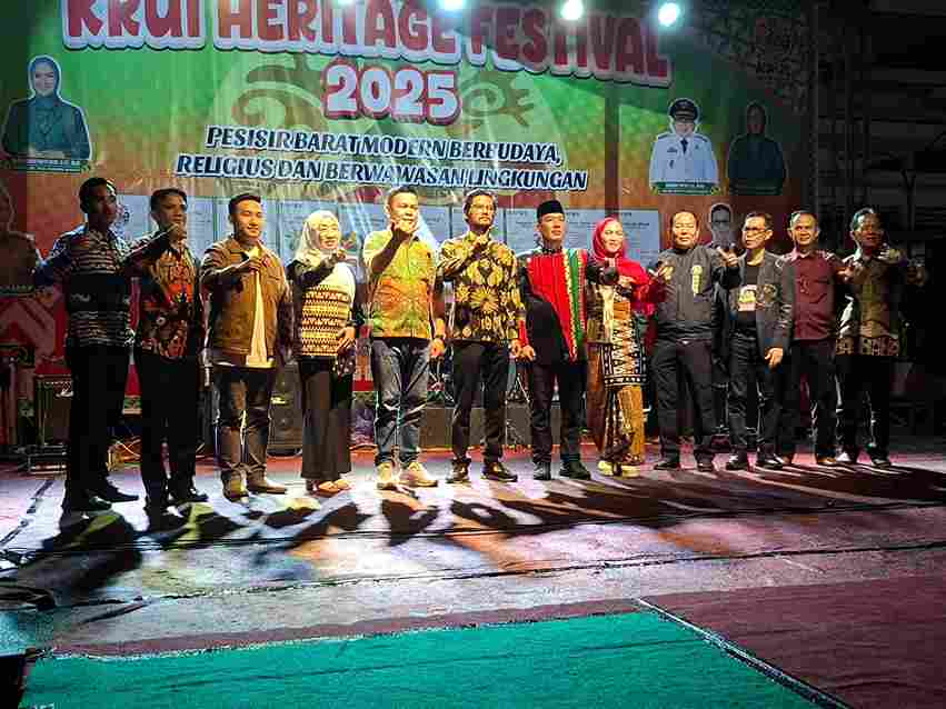 Bupati Dedi Irawan Resmi Tutup Krui Heritage Festival 2025, Budaya Jadi Perekat dan Penggerak Ekonomi