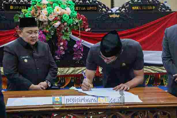 Wabup Pesibar Hadiri Paripurna Persetujuan KUA-PPAS APBD 2026