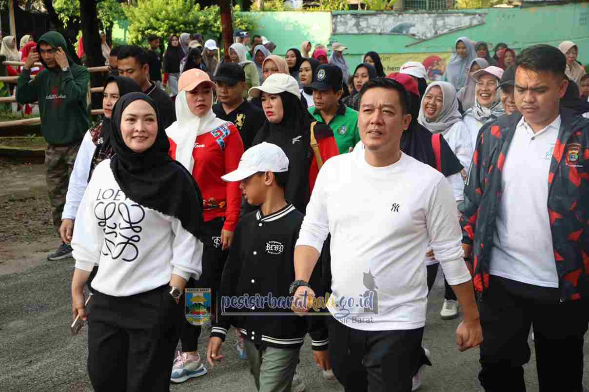 Bupati Dedi Irawan Lepas Peserta Fun Walk HUT RI ke-80 di Krui, Serukan Persatuan dan Cinta Tanah Air