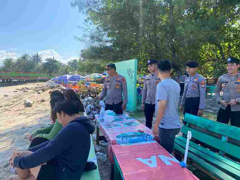 Pleton Siaga Polres Pesisir Barat Gelar Patroli Dialogis di Pantai Labuhan Jukung