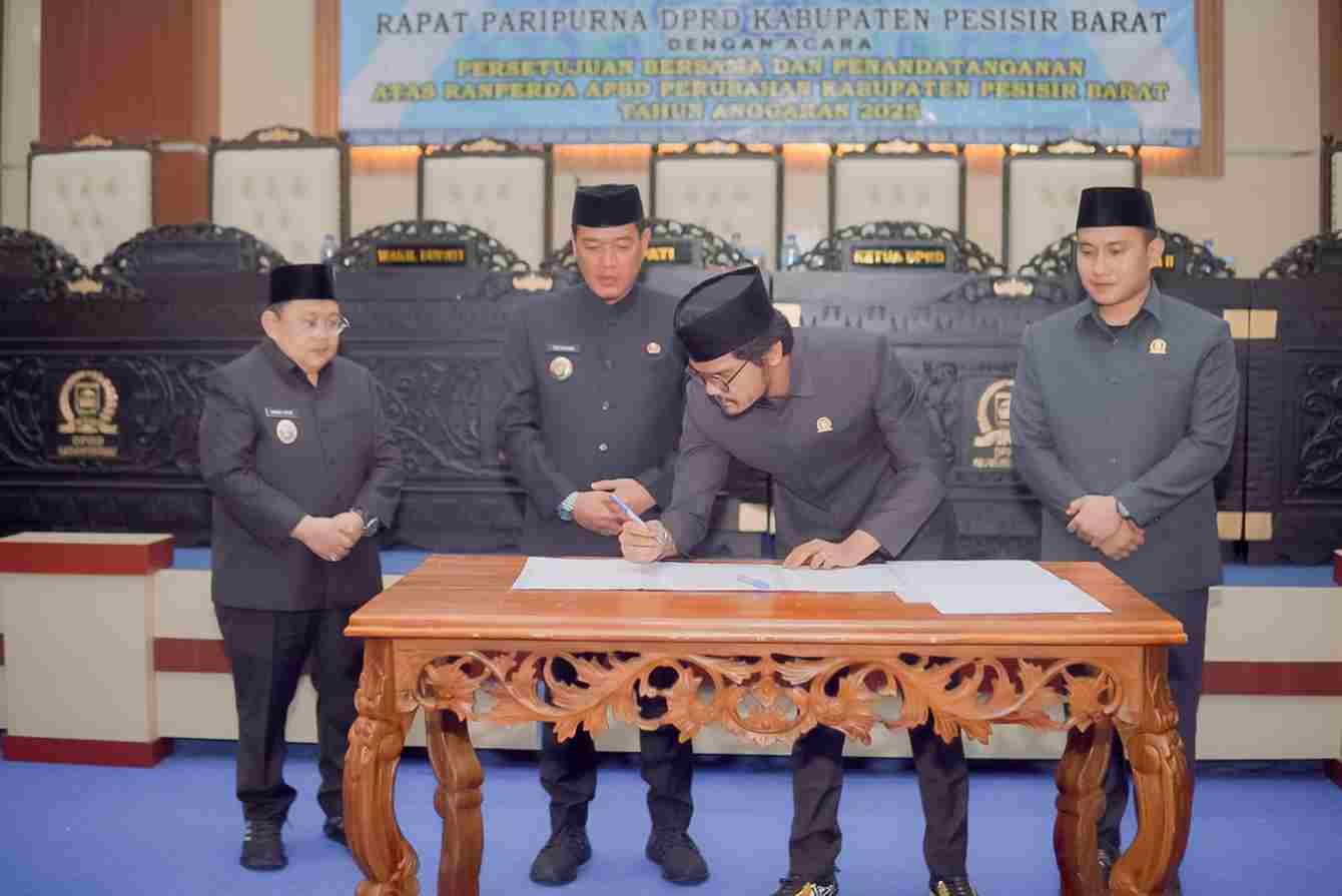 Bupati Dedi Irawan Hadiri Paripurna Penandatanganan Ranperda APBD Perubahan 2025