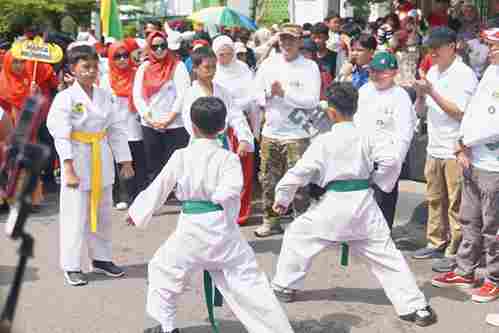Bupati Dedi Irawan Lepas Ribuan Peserta Karnaval Budaya HUT ke-80 RI di Pesisir Barat