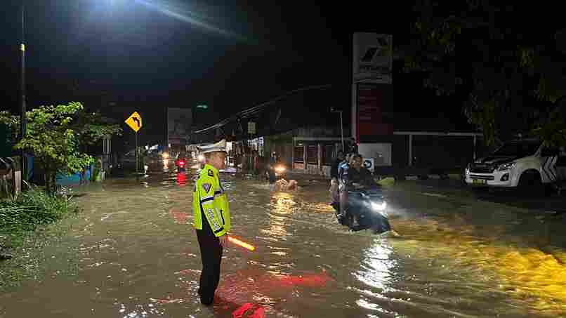 Hujan Deras Sebabkan Kemacetan, Polisi Lakukan Pengalihan Jalur di Pesisir Barat