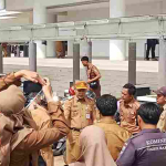 Bupati dan Pj. Sekda Pesibar Tinjau Banjir, ASN Diminta Waspada Cuaca Ekstrem