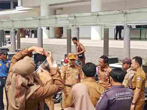 Bupati dan Pj. Sekda Pesibar Tinjau Banjir, ASN Diminta Waspada Cuaca Ekstrem