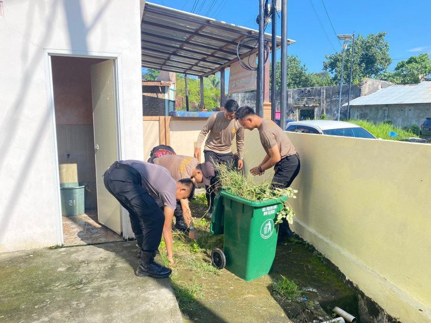 Polres Pesisir Barat Gelar Gotong Royong Peringati Hari Bersih Sedunia