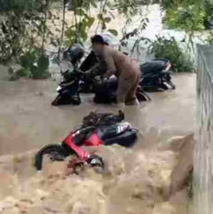 Hujan Deras Genangi Area Parkir Pemkab Pesisir Barat, Kendaraan Pegawai Terendam