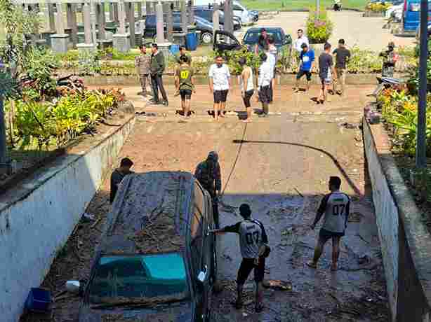 Hari ke-3 Pasca Banjir, Pemkab Pesisir Barat Evakuasi Mobil Terendam di Basement Gedung A