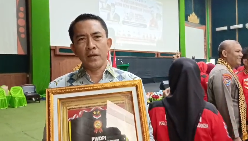 Pj Sekwan sekaligus Kadis Pariwisata Pesisir Barat Terima PWDPI Award 2025, Kategori Kepala Dinas Terbaik