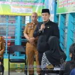 Peduli Warga Terdampak Banjir, Bupati Dedi Irawan Turun Langsung Salurkan Bantuan di Pasar Krui