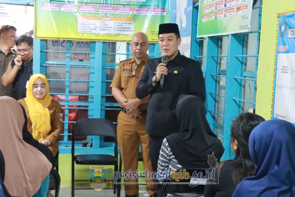 Peduli Warga Terdampak Banjir, Bupati Dedi Irawan Turun Langsung Salurkan Bantuan di Pasar Krui