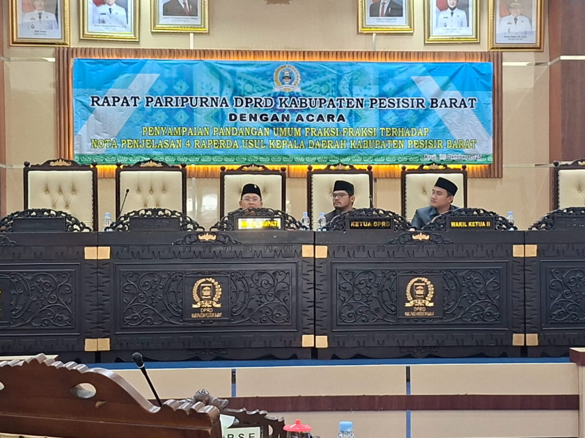 Fraksi-Fraksi DPRD Pesisir Barat Sampaikan Pandangan Umum atas Empat Raperda Usulan Kepala Daerah