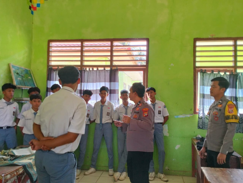 Bhabinkamtibmas Ajak Siswa SMAN 1 Pesisir Selatan Cegah Bullying di Sekolah
