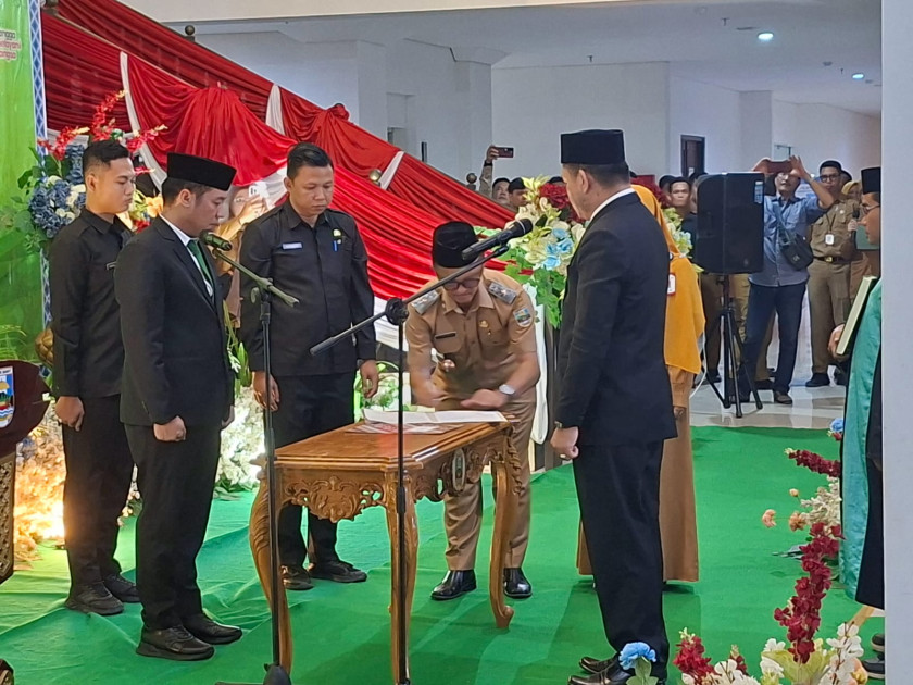 Bupati Dedi Irawan Kukuhkan Tedi Zadmiko sebagai Sekretaris Daerah Pesisir Barat