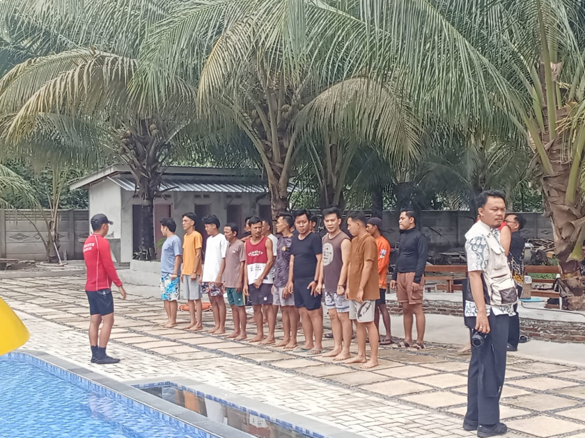 Hari Kedua Pelatihan Lifeguard, Dinas Pariwisata Pesisir Barat Fokus pada Simulasi Penyelamatan di Air