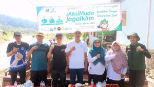 Ratusan Pemuda di Pesisir Barat Bersihkan Sungai Way Krui dalam Aksi Muda Jaga Iklim 2025