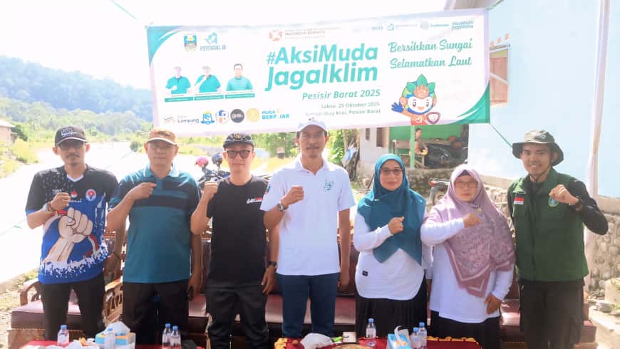 Ratusan Pemuda di Pesisir Barat Bersihkan Sungai Way Krui dalam Aksi Muda Jaga Iklim 2025