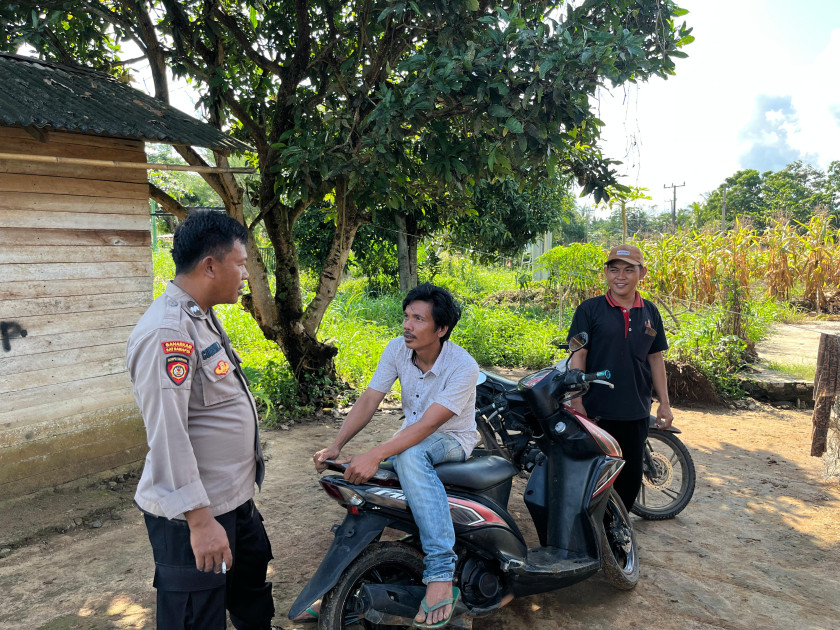 Bhabinkamtibmas Polsek Bengkunat Laksanakan Sambang Humanis, Ajak Warga Jaga Keamanan Lingkungan