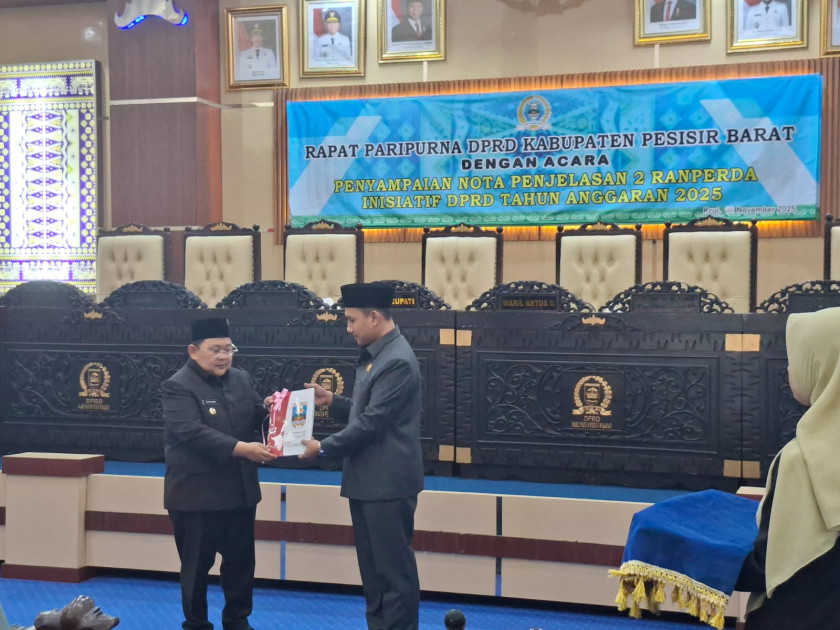 Rapat Paripurna DPRD Pesisir Barat Bahas Dua Ranperda Inisiatif untuk Tahun Anggaran 2025