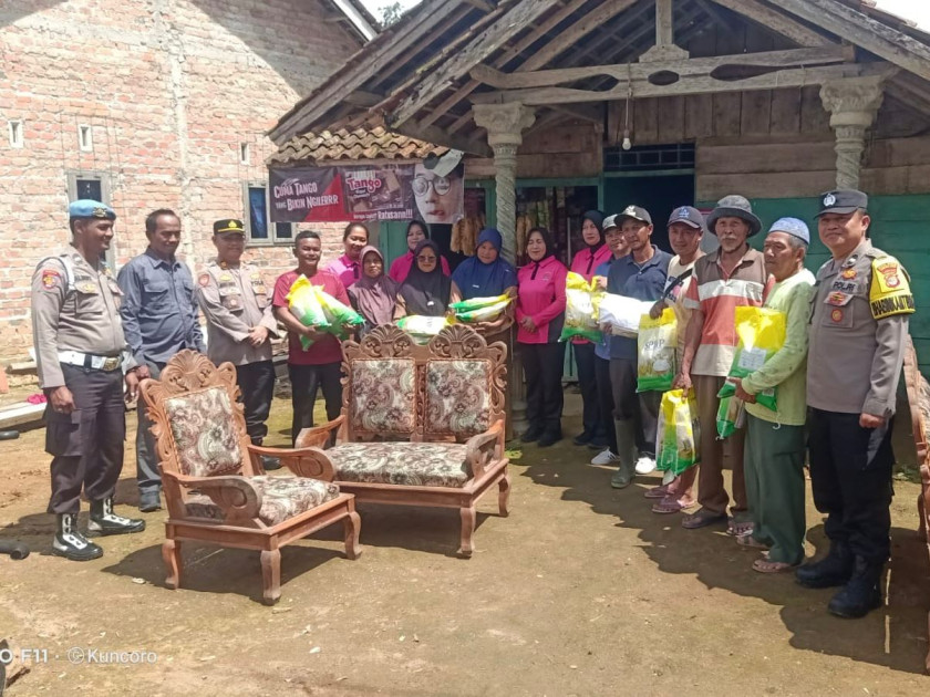 Polres Lampung Barat Salurkan Bantuan Untuk Korban Angin Puting Beliung