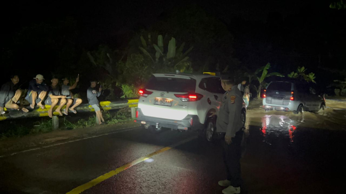 Banjir Menggenangi Pemukiman Warga Pekon Pemerihan, Pesisir Barat, Akibat Curah Hujan Tinggi