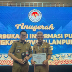 Sekda Tedi Zadmiko Mewakili Bupati Pesisir Barat Terima Predikat Kabupaten Informatif