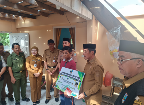 Bupati Pesisir Barat Serahkan Bantuan untuk Korban Kebakaran di Pekon Pemerihan