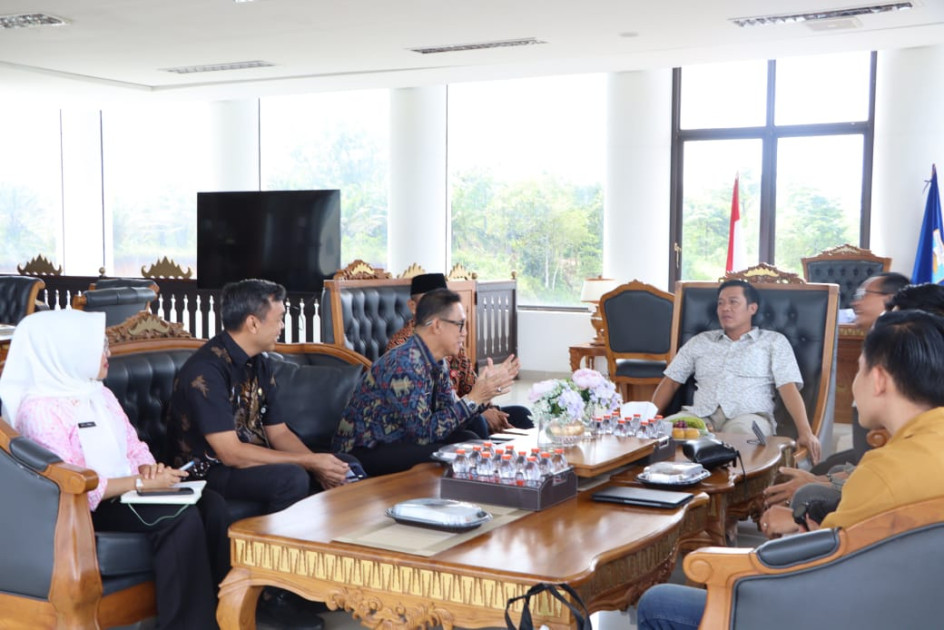 Perkuat Sinergi Ekonomi, Bupati Dedi Irawan Terima Audensi BSI Cabang Liwa