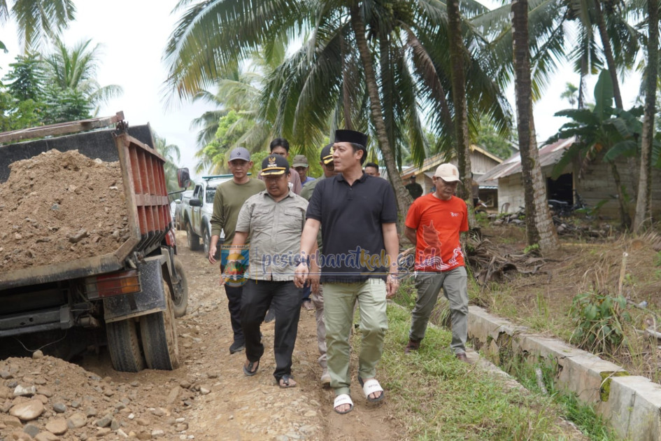 Akses Empat Pekon Terisolir, Bupati Pesisir Barat Pantau Perbaikan Jalan Way Haru