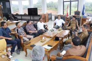 Bupati Pesisir Barat dan Anggota DPR RI Komisi VII Bahas Percepatan Pembangunan Daerah